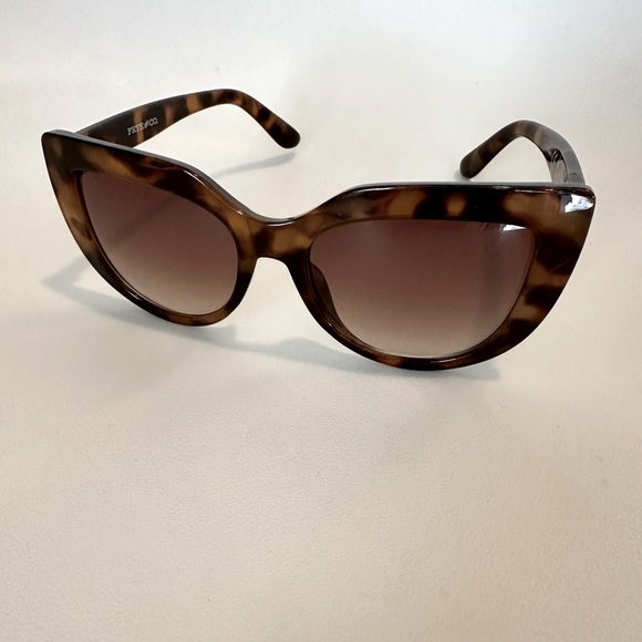 Frye and Co Sunglasses - Picture 16 of 16